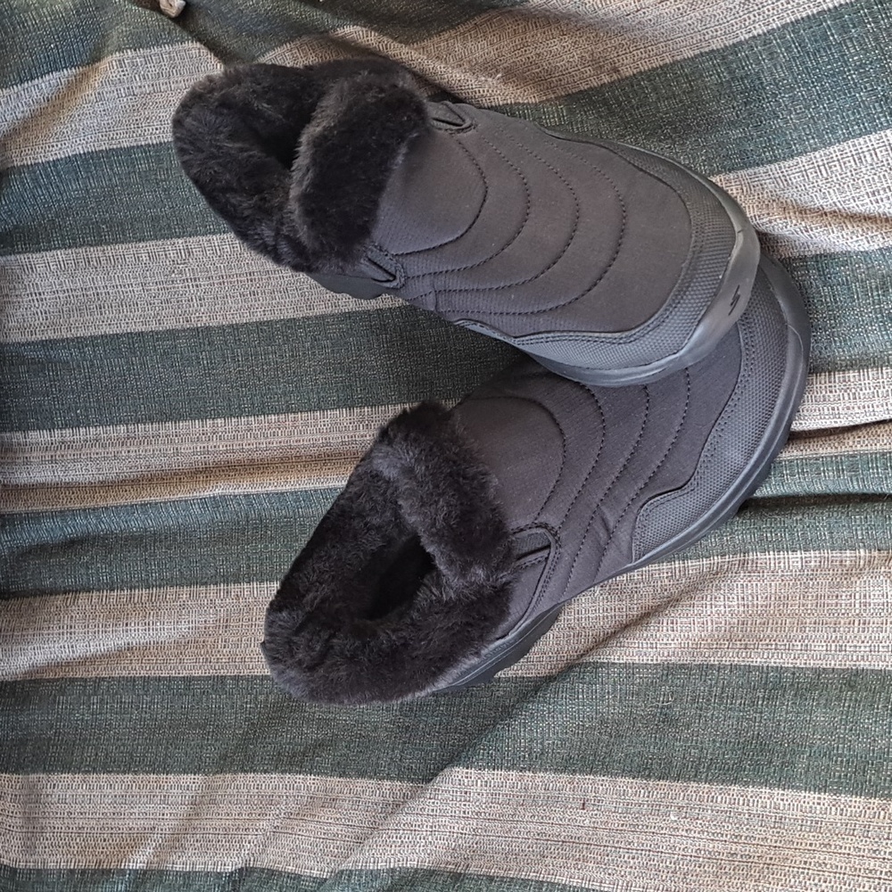 NWOT.  Skechers Women's Black Fur-Lined Shoes.  Size 8 1/2.